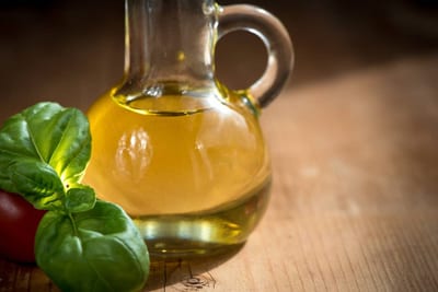 Olio in recipiente di vetro